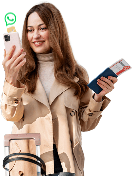 Mulher com passagem aérea e celular na mão